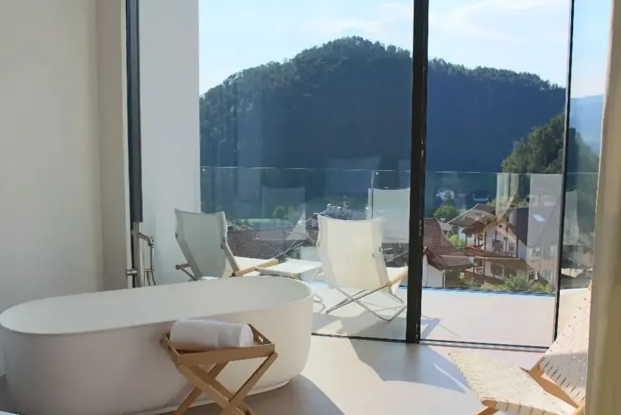 Architecture originale de l'hôtel avec façade rénovée