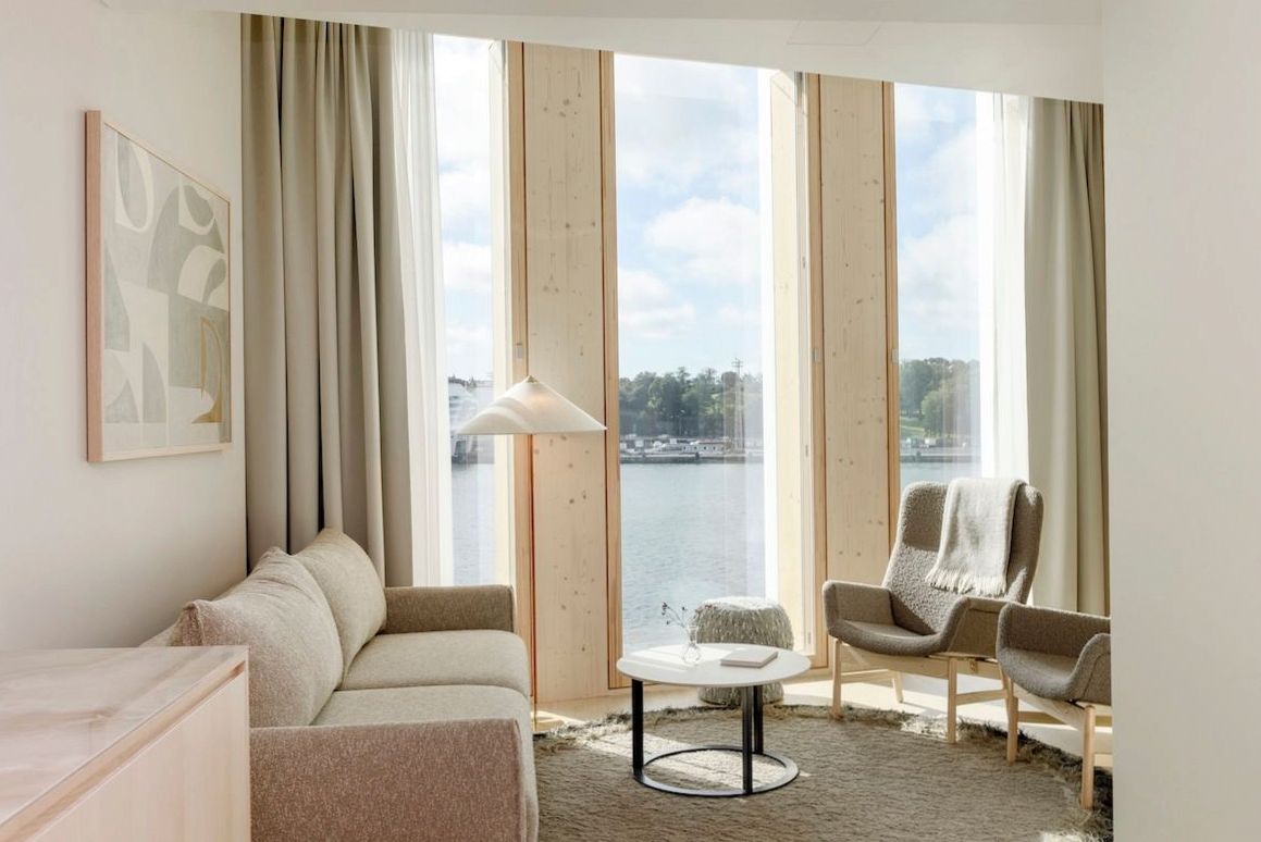 Suite de luxe avec grandes fenêtres et vue sur la ville