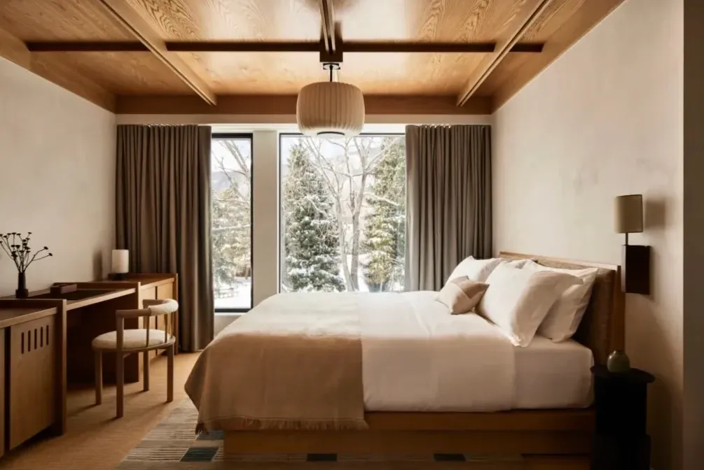 Chambre d'hôte élégante avec décoration raffinée et lumière naturelle