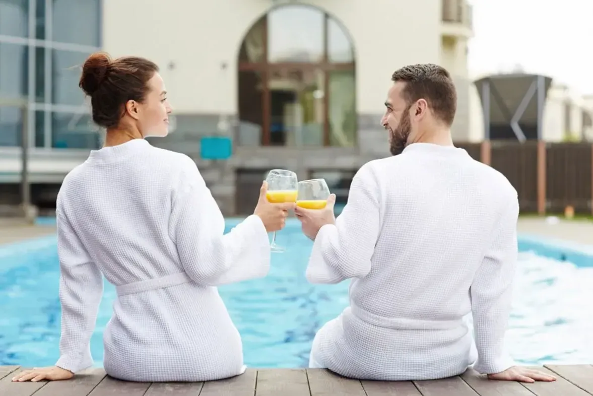 Piscine intérieure avec éclairage doux et ambiance relaxante