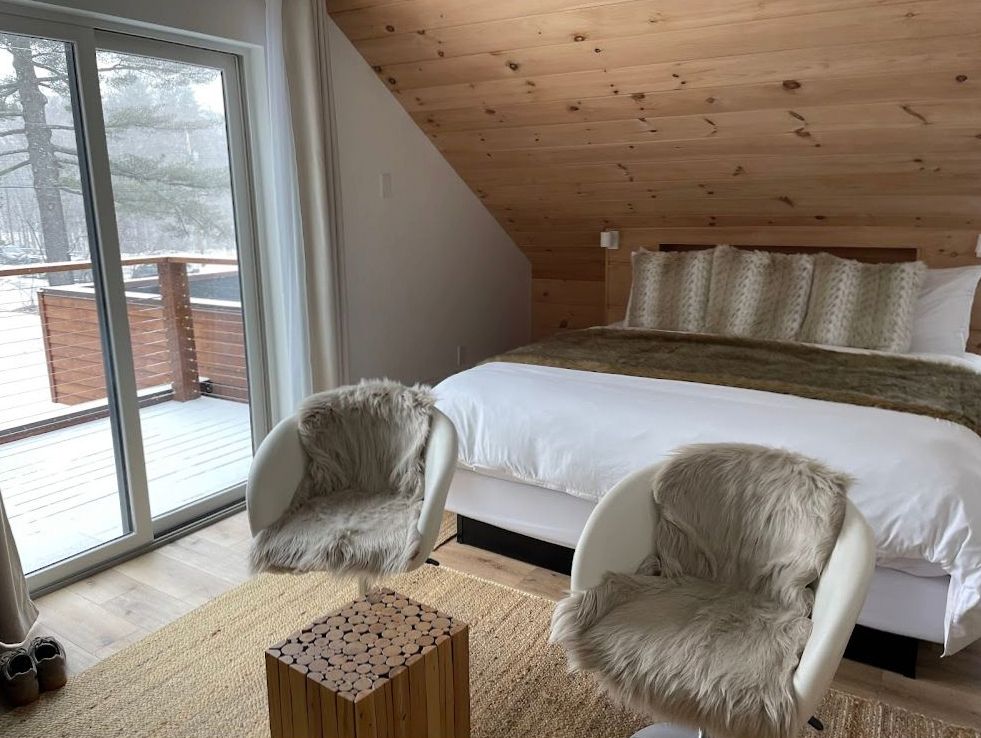 Chambre standard avec décoration minimaliste et lumière naturelle