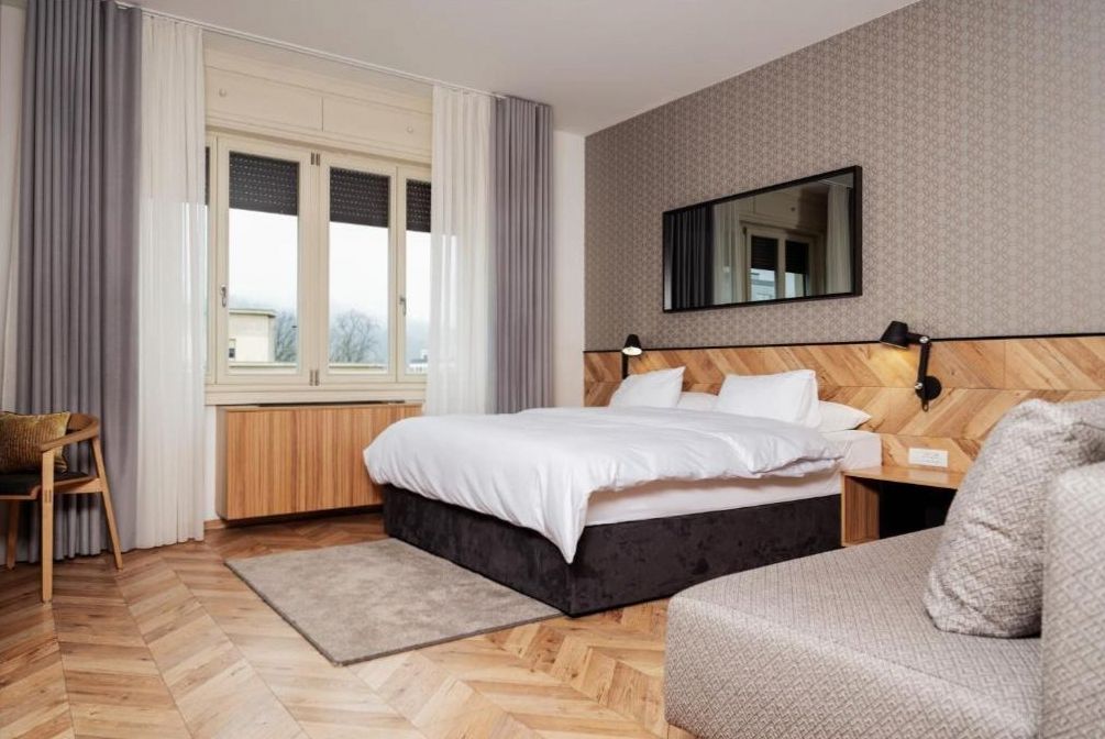 Chambre deluxe avec salle de bain spacieuse et confort supérieur