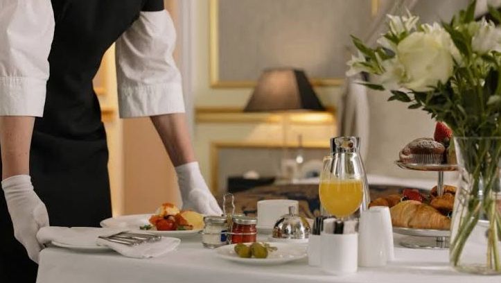 Réception de l'hôtel et service de conciergerie dans un cadre élégant