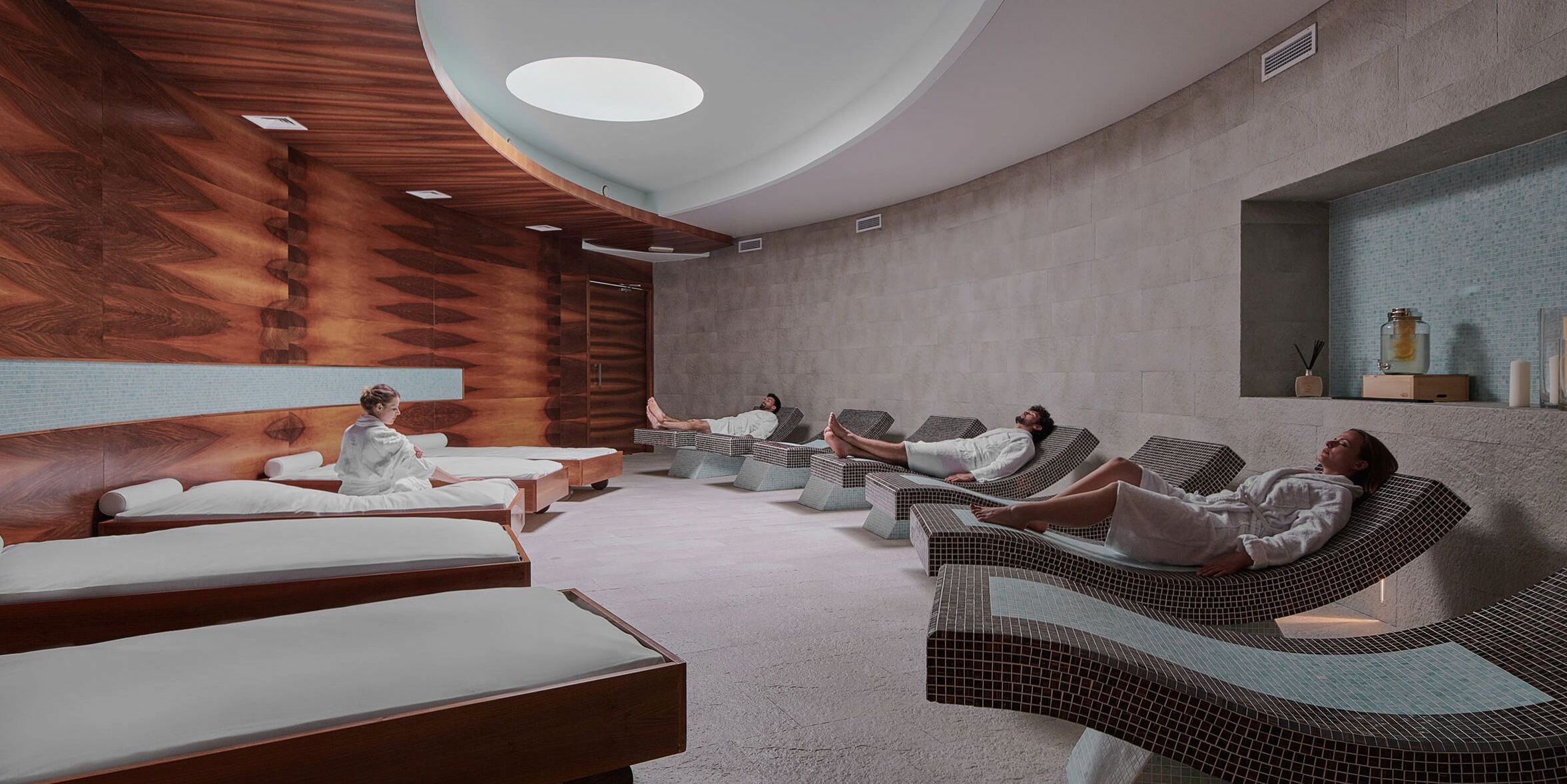 Espace bien-être avec spa et éclairage ambiant chaleureux